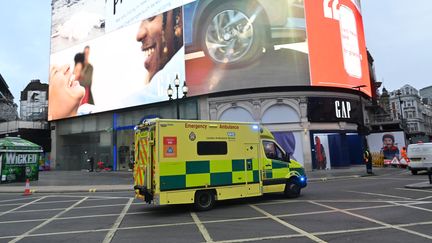 Une ambulance à Londres (Royaume-Uni), le 5 janvier 2021. (JUSTIN TALLIS / AFP)