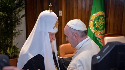 Rencontre historique entre le pape François et un patriarche orthodoxe russe