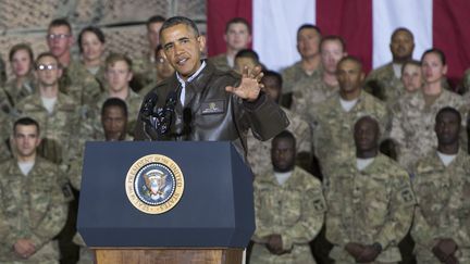 Le pr&eacute;sident am&eacute;ricain, Barack Obama, le 25 mai 2014, lors d'une visite surprise sur la base de Bagram (Afghanistan). (SAUL LOEB / AFP)