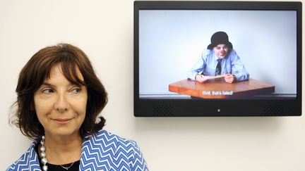 L'artiste Sophie Calle pose devant l'une de ses réalisations à la Biennale de Venise, le 6 juin 2007. (ALBERTO PIZZOLI / AFP)