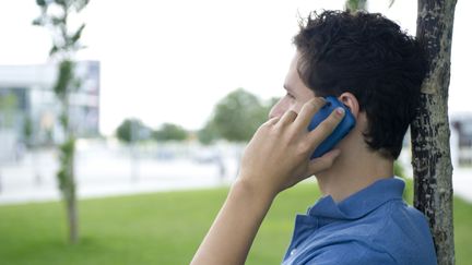 L'association de consommateurs doit assigner en justice 10 op&eacute;rateurs t&eacute;l&eacute;phoniques lundi 7 janvier. (LAURENCE MOUTON / ALTOPRESS / AFP)