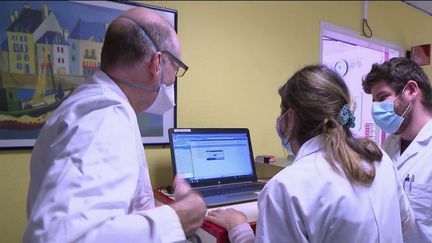 Dans le cadre du projet de loi sur la Sécurité sociale, les étudiants en médecine devraient être incités à venir s’installer dans les déserts médicaux afin de soulager certains professionnels esseulés.&nbsp;&nbsp; (FRANCE 2)