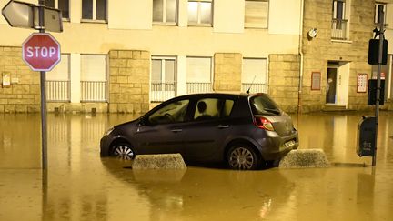 Une voiture prise au piège après les inondations à Morlaix (Finistère) dimanche 3 juin (FRED TANNEAU / AFP)