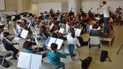 &nbsp; (Répétition de l’orchestre d'enfants des quartiers du Pays de Montbéliard © Radio France / Christophe Beck)