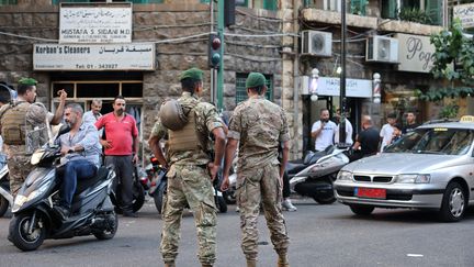 Des soldats libanais stationnent près d'un hôpital à Beyrouth après l'explosion de bipeurs au Liban, le 17 septembre 2024. (ANWAR AMRO / AFP)