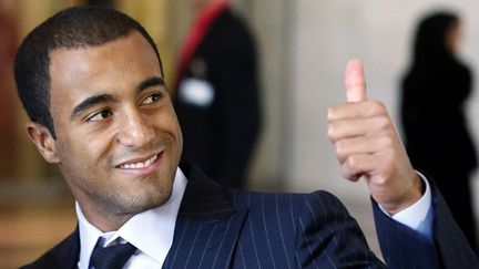 Lucas Moura en costard. 