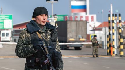 Un garde-fronti&egrave;re ukrainien &agrave; Kharkiv, le 6 mars 2014. (SERGEY BOBOK / AFP)