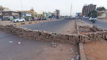 Des barricades formées par des manifestants opposés au coup d'Etat militaire, le 31 octobre 2021 à Khartoum (Soudan).&nbsp; (AFP)