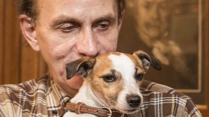 Michel Houellebecq avec son chien Atchoum, remplaçant de Clément (2012)
 (ALIX WILLIAM/SIPA)