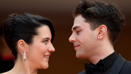 Moment de complicité entre l'actrice canadienne Catherine Brunet et le réalisateur Xavier Dolan qui présentent&nbsp;"Matthias et Maxime" (LOIC VENANCE / AFP)