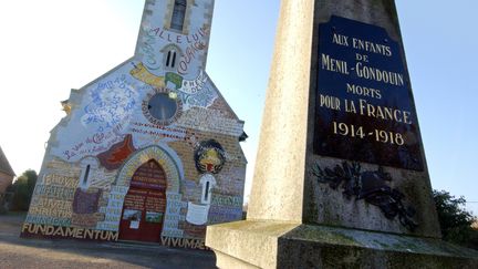 Un monument aux morts, &agrave; M&eacute;nil-Gondouin (Orne), photographi&eacute; le 2 d&eacute;cembre 2004. (MYCHELE DANIAU / AFP)