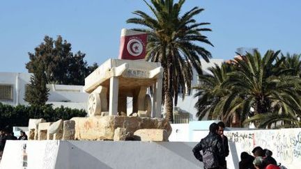 Stèle à la mémoire de Mohamed Bouaziz dont l'immolation a été à l'origine de la révolution du Jasmin (AFP/Fethi Belaid)