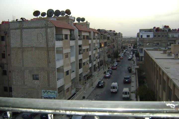 La vue depuis l'appartement d'Abdulrahman, à&nbsp;Sehnaya, près de Damas.&nbsp; (FRANCETV INFO)