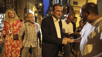 Le nouveau maire Louis Aliot rencontre des sympatisants après sa victoire à Perpignan, dimanche 28 juin 2020. (RAYMOND ROIG / AFP)