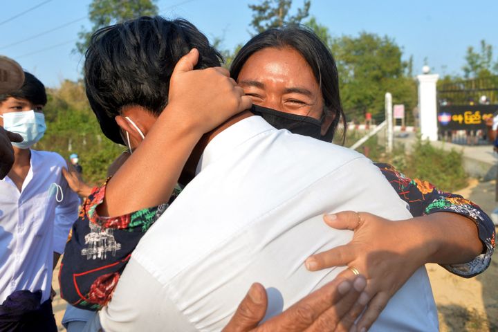 Une femme birmane prend dans ses bras un jeune membre de sa famille, étudiant, qui vient d'être relâché après avoir été détenu à Naypyidaw (Birmanie), le 15 février 2021.&nbsp; (STR / AFP)