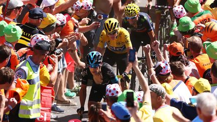 Christopher Froome encerclé par le public du Tour de France en 2015 (DE WAELE TIM / TDWSPORT SARL)