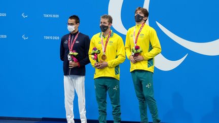 Le Français Ugo Didier (à gauche) savoure sa médaille d'argent décrochée sur le 400 m nage libre S9 des Jeux paralympiques, le 25 août 2021. (MAXPPP)