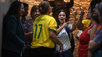 Un maillot de la sélection nationale de football du Brésil en faveur de Bolsonaro&nbsp;lors de sa visite le 17 octobre 2018 à l'archidiocèse de Rio, au Brésil. (MAURO PIMENTEL / AFP)