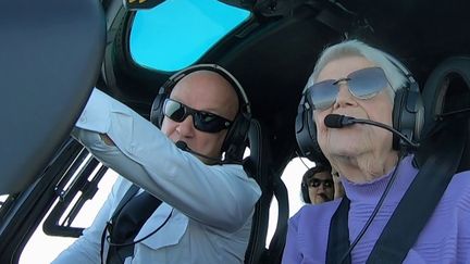 Rolande, centenaire, est très heureuse du cadeau offert par ses enfants : un baptême de l'air en hélicoptère. Une expérience unique en Normandie. (FRANCE 3)