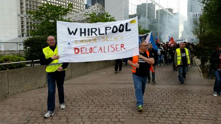 Des salariés de l'usine Whirlpool d'Amiens manifestent dans le quartier de La Défense, à Paris, mardi 18 avril. (SARAH LEMOINE (RADIO FRANCE))