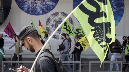 Un manifestant lors d'une mobilisation, le 18 juin 2014, à la gare parisienne d'Austerlitz. (FRED DUFOUR / AFP)