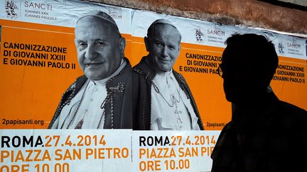 Des affiches annon&ccedil;ant la canonisation de Jean Paul II et Jean XXIII, le 24 avril 2014 &agrave; Rome (Italie). (FILIPPO MONTEFORTE / AFP)