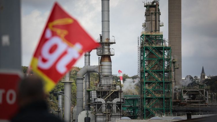 Un drapeau de la CGT flotte sur le site la raffinerie de Gonfreville-l’Orcher, près du Havre, le 10 octobre 2022. (LOU BENOIST / AFP)