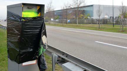 Un radar couvert d'un sac à poubelle à Saint-Quentin-Fallavier (Isère), le 1er décembre 2018. (ALLILI MOURAD / SIPA)