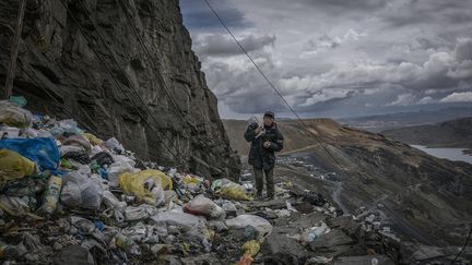 Un mineur rentre chez lui à La Rinconada, Pérou. Un photo de James Whitlow Delano dans le cadre de l'exposition "Une planète noyée dans le plastique".&nbsp; (JAMES WHITLOW DELANO)