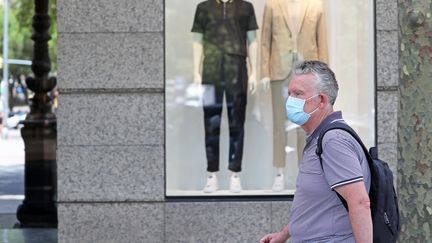 Un homme déambule dans les rues de Barcelone (Catalogne), le 9 juillet 2020. (JOAN VALLS / NURPHOTO / AFP)