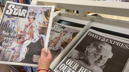 Les Unes de la presse britannique rendent hommage à la reine Elizabeth II au lendemain de mort, le 9 septembre 2022. (DINENDRA HARIA / ANADOLU AGENCY)