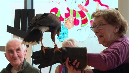 Séance de médiation animale avec des oiseaux dans un Ehpad des Deux-Sèvres. (CAPTURE D'ÉCRAN FRANCE 3)