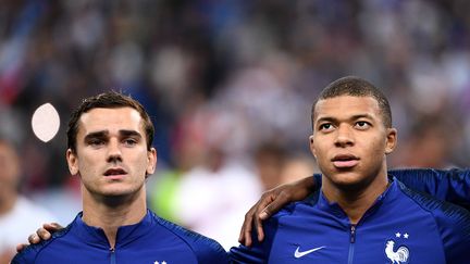 Les joueurs de l'équipe de France de football Antoine Griezmann et Kylian Mbappé lors du match France-Allemagne en Ligue des nations le 16 octobre 2018 au Stade de France. (FRANCK FIFE / AFP)