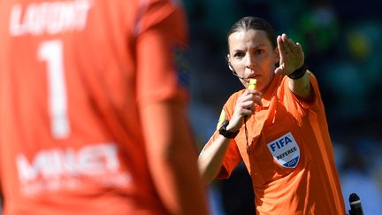 L'arbitre Stéphanie Frappart pendant le match de Ligue 1&nbsp;entre le FC Nantes et l'OGC Nice au stade de la Beaujoire à Nantes, le 4 avril 2021. (LOIC VENANCE / AFP)