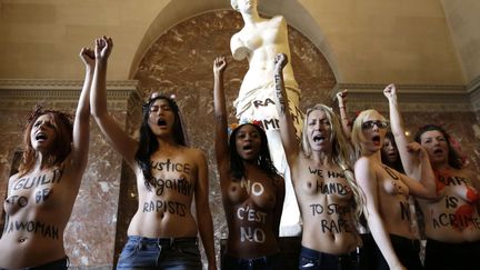 Des membres du collectif f&eacute;ministe Femen manifestent devant la V&eacute;nus de Milo au mus&eacute;e du Louvre &agrave; Paris, le 3 octobre 2012. (PHILIPPE WOJAZER / REUTERS)