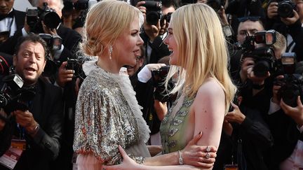 Nicole Kidman et Elle Fanning, qui présentent dimanche "How to talk to girls at parties", sont arrivées sur le tapis rouge plus complices que jamais. L'actrice australienne est d'ailleurs la star de Cannes cette année, puisqu'en plus d''How to talk to girls at parties" et la troisième saison de "Top of the lake", elle défend deux autres projets eux en compétition officielle : "Mise à mort du cerf sacré" de Yorgos Ianthimos et "Les Proies" pour le retour de Sofia Coppola à Cannes, où elle partage l'écran avec Elle Fanning à nouveau, Kirsten Dunst et Colin Farrell, entre autres.
 (Anne-Christine Poujoulat / AFP)