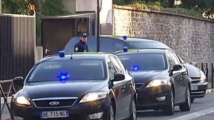 Capture d'&eacute;cran des trois voilures de la police quittant la&nbsp;DGSI&nbsp;&agrave; Paris avec les trois Fran&ccedil;ais jihadistes pr&eacute;sum&eacute;s de retour de Syrie,&nbsp;le 27 septembre 2014 ( FRANCE 2)