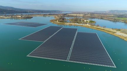 Panneaux solaires flottants, près d'Avignon.&nbsp; (SUNSTYLE)