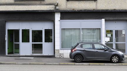 L'entrée de l'immeuble où un homme a été interpellé le 7 août 2023 à Forbach (Moselle), après un signalement de séquestration concernant sa compagne. (JEAN-CHRISTOPHE VERHAEGEN / AFP)