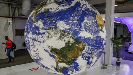 Un globe orne le hall de la COP27 qui s'est achevée le 20 novembre 2022 en Égypte après des négociations compliquées. (AHMAD GHARABLI / AFP)