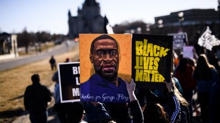 Une manifestation en hommage à George Floyd a lieu devant le Capitole du Minnesota, à Saint Paul, le 19 mars 2021. (STEPHEN MATUREN / GETTY IMAGES NORTH AMERICA / AFP)