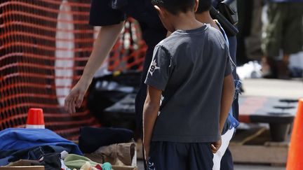 A Nogales, les enfants se voient remettre des v&ecirc;tements par le service des douanes et de la protection desfronti&egrave;res. (ROSS D. FRANKLIN / AP / SIPA)