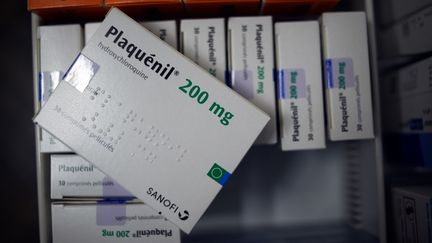 Une boîte de cachets d'hydroxychloroquine dans une pharmacie à Toulouse (Haute-Garonne), le 8 avril 2020. (ALAIN PITTON / NURPHOTO / AFP)