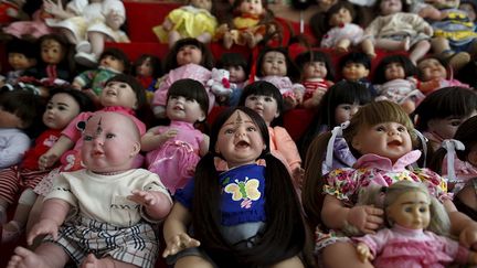 beaucoup de gens s’étaient tournés vers amulettes en plasticine, une sorte de pâte à modeler, censées apporter la richesse. Aujourd’hui, des poupées hyper réalistes en plastique représentant des bébés et des enfants déclenchent un véritable engouement en Thaïlande.  ( REUTERS/Athit Perawongmetha)