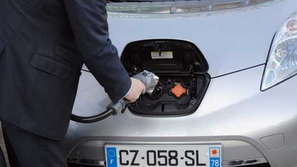 &nbsp; (Borne de recharge rapide pour les voitures électriques Nissan à Paris © Maxppp)