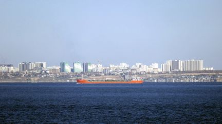 Un navire céréalier dans le port d'Odessa (Ukraine), le 21 octobre 2022. (YULII ZOZULIA / NURPHOTO / AFP)