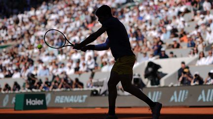 En manque de résultats et dans l'ombre avant les Internationaux de France, Carlos Alcaraz est revenu en pleine lumière à Paris. (DIMITAR DILKOFF / AFP)