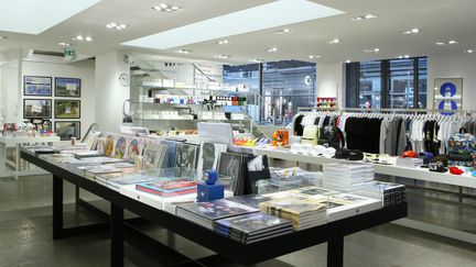 Né en 1997 dans un espace de 700 m2, Colette tente de ré-inventer, jour après jour, la notion de shopping. L'alliance de modernité et de nouveauté se concrétise grâce au mélange des genres qu'il s'agisse de mode ou de high-tech, d'art ou de streetwear, de beauté ou du water-bar. Chaque semaine, les vitrines et les display de chaque étage changent, évoluent. De nouveaux produits, de nouvelles marques sont accueillis, au gré des rencontres, des voyages, des coups de coeur. Exclusivités, avant-premières, séries limitées, valeurs sûres, jeunes premiers, marques oubliées font l'esprit Colette. A titre d'exemple, la maison Pequignet, manufacture d'horlogerie Française présente la version fantôme de la Royale Titane. Le Calibre Royal, protégé par 8 brevets internationaux, est proposé, en décembre, dans une version noire en édition limitée. Thomas Erber y propose jusqu'au 24 décembre son cabinet de curiosités de 80 créateurs. Réactif, prescripteur et passionné tels sont les mots pour définir ce concept-store. Colette. 213, rue Saint-Honoré. 75001 Paris. 7j/7 sur www.colette.fr
 (Colette)