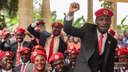 Le chanteur&nbsp;et opposant Robert Kyagulanyi, également connu sous le nom de Bobi Wine, lors d'une conférence de presse tenue à son domicile à Magere, dans la banlieue de Kampala, le 24 juillet 2019.&nbsp; (SUMY SADURNI / AFP)