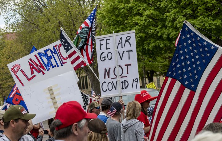 Des manifestants demandant la "réouverture" du Minnesota, le 14 mai 2020 devant la résidence du gouverneur de leur Etat à Saint Paul (Etats-Unis). (EDUCATION IMAGES / UNIVERSAL IMAGES GROUP EDITORIAL)